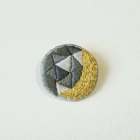 三日月の刺繍ブローチ