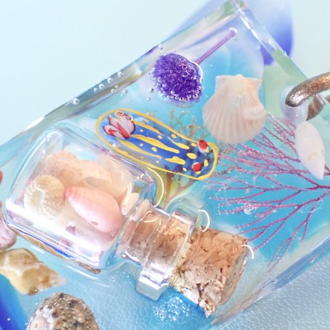 <バッグチャーム>〜貝殻のガラス小瓶と〜アオウミウシ