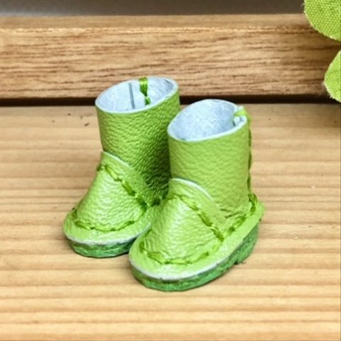 森き　長靴　　　miniature boots.