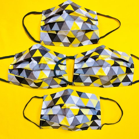 ジオメトリックマスク　4枚セット　レディースサイズ　ノーズワイヤー入り　使い捨て　送料無料　おしゃれマスク　シンプル　イエロー　黄色　灰色　黒　白　三角　サンカク　幾何学模様　柄マスク