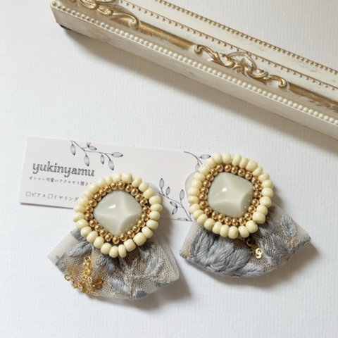 572/ビーズ刺繍　グレー　インド刺繍リボン　イヤリング　ピアス　ハンドメイド　アクセサリー 