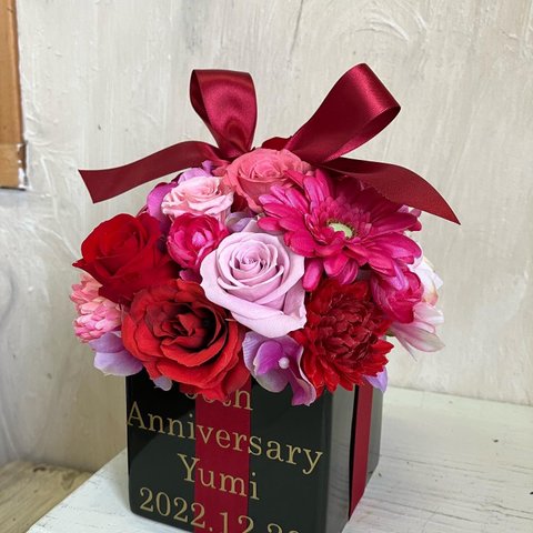 結婚祝い　お誕生日祝い　開店祝い　お花のギフトボックス　プリザーブドフラワーアレンジM（赤ピンク〉ゴールド文字入れ