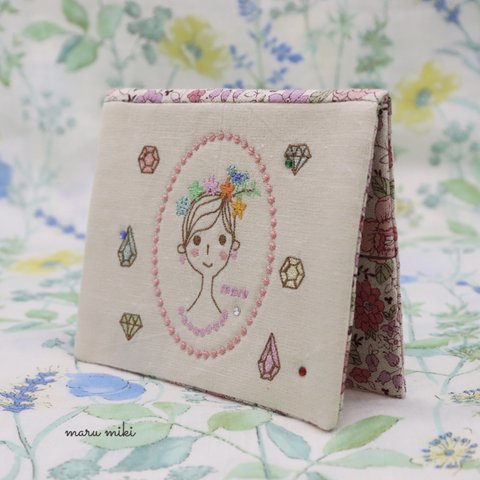 女の子とジュエリー　刺繍ポケットティッシュケース