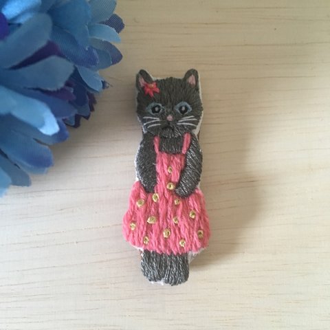 刺繍ブローチ    ワンピースを着た猫