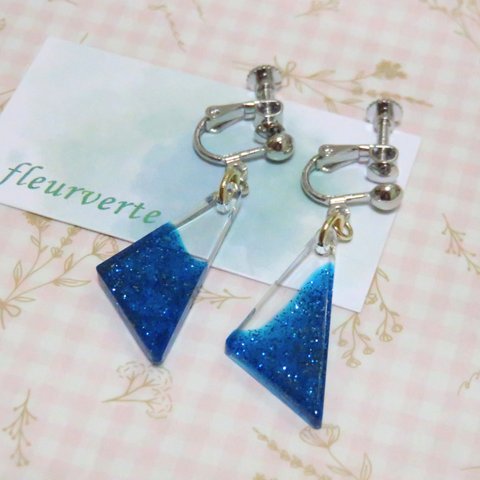 レジンイヤリング【青】三角