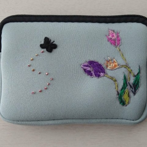 チューリップの手刺繍ポーチ