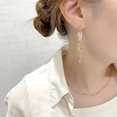 ピアス クリアとゴールドの揺めきロング ピアス / イヤリング / チタンピアス / 樹脂ピアス / シンプル