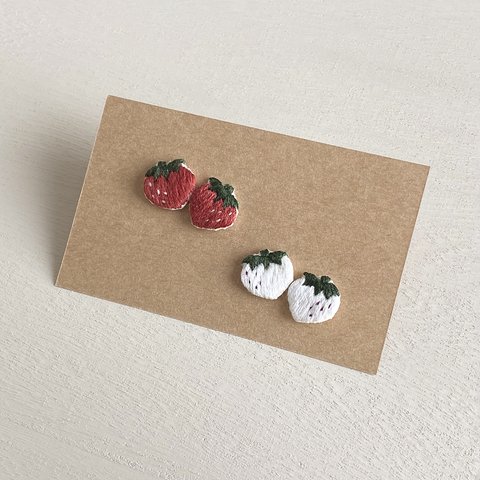 刺繍いちごの耳飾り