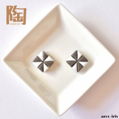 手作り陶器のタイル風ピアス◆菱（白黒）