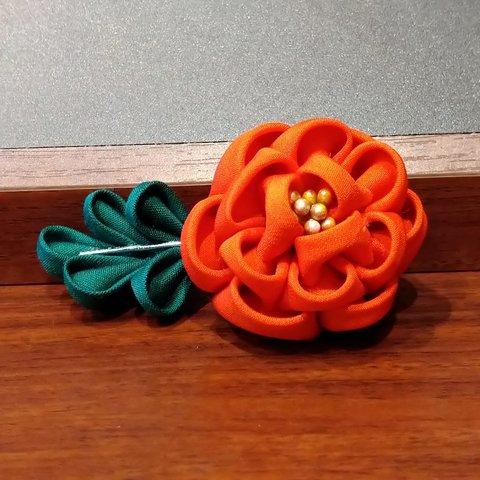 つまみ細工花ピン留めブローチ Tsumami zaiku flower pinning brooch.