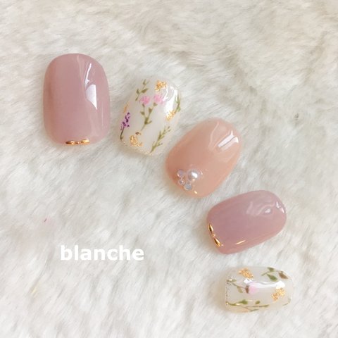  blanche 小花ネイル