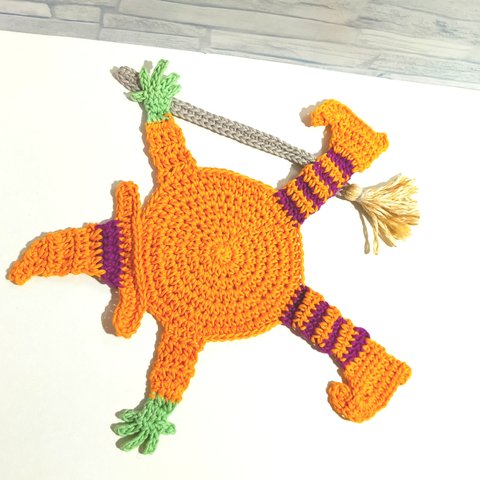 ぺたんこ魔女のコースター　ドイリー　かぎ編み　編み物　ハロウィンパーティー　薄いオレンジ薄い紫