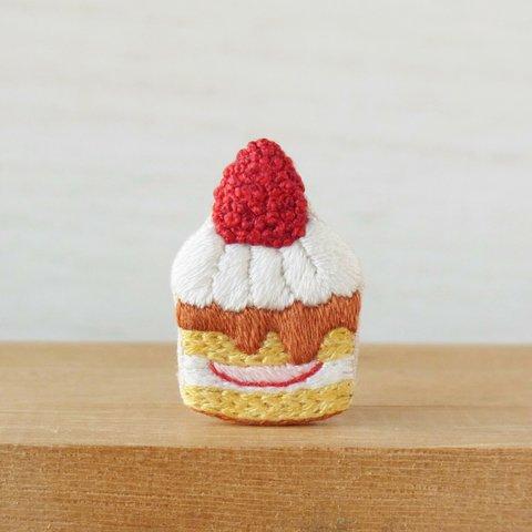 フランボワーズケーキの手刺繍ブローチ