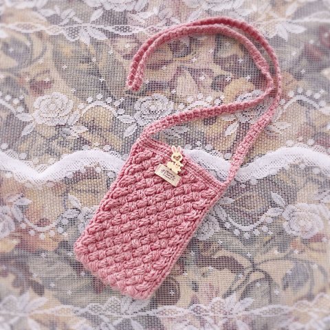 手編みのスマホショルダー（ピンク）