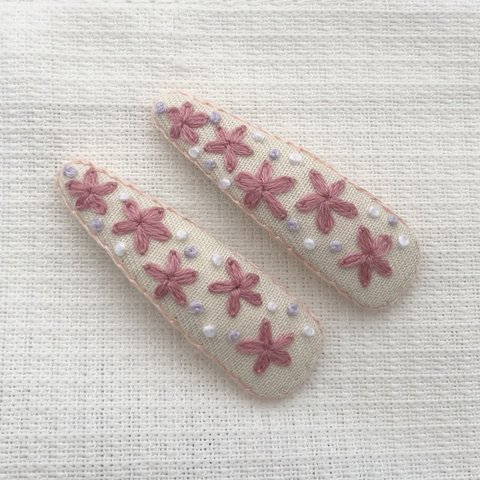 ピンク小花の刺繍ぱっちんピン　三角　ベビー　キッズ