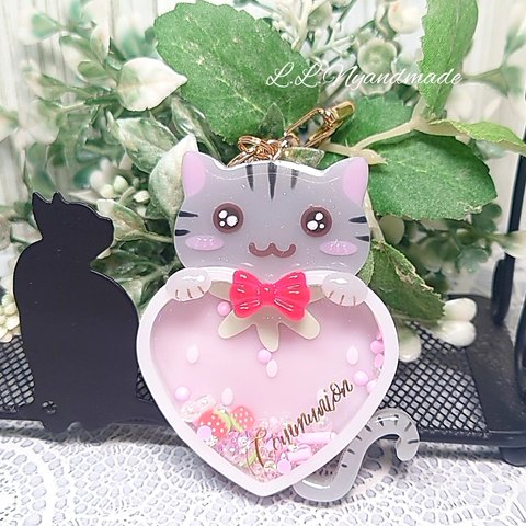 いちご🍓抱っこにゃんこ🐱のシェイカーキーホルダー《さばとらさん》