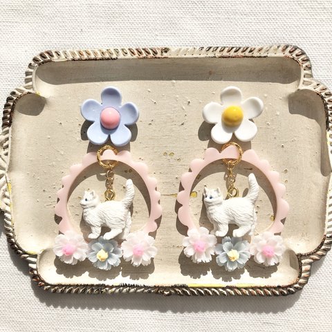 ❤️再販❤️子猫のアクセサリー　お花畑　ピアス　イヤリング　ブローチ　昭和レトロ　レトロ　ファンシー　レア　白猫　猫アクセサリー　動物　アニマル　フィギュア　猫