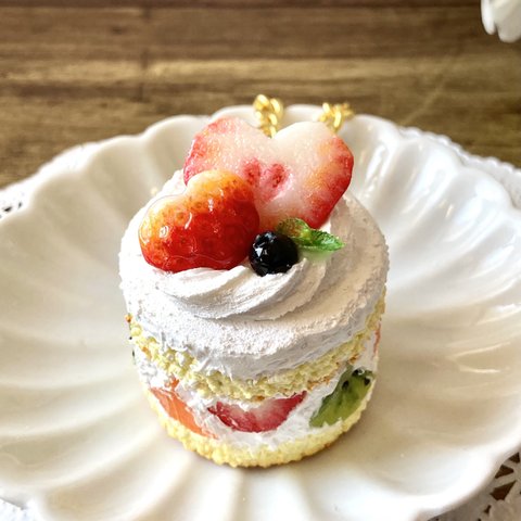 彩り鮮やか☆小さなフルーツショートケーキ　大きめサイズののネックレス