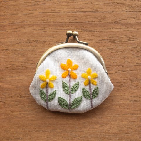 3本のお花の手刺繍ミニがま口（オレンジ）