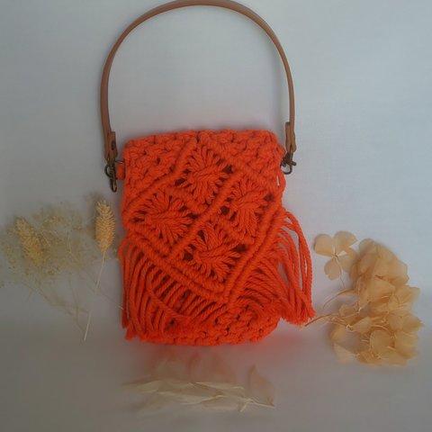 夏の風を感じるマクラメ編みのオレンジスマホポーチ