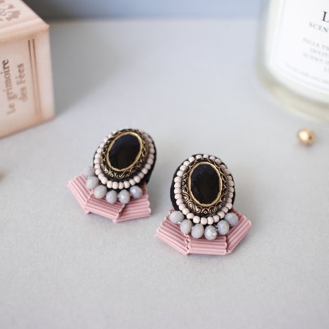 ビーズ刺繍𓍯black×pinkリボンアンティーク風ピアス