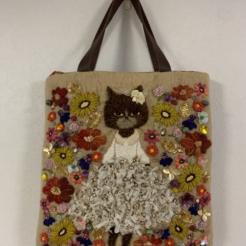 リボン刺繍のドレスを着た茶猫さん　羊毛フェルト生地のバッグ