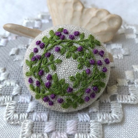 「紫の実のリース」刺繍ブローチ