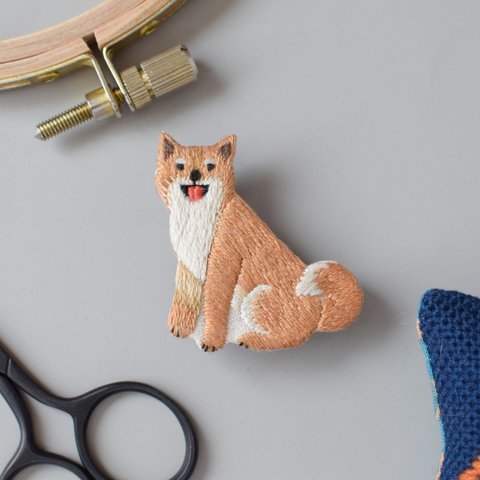 柴犬の手刺繍ブローチ〈赤柴B〉