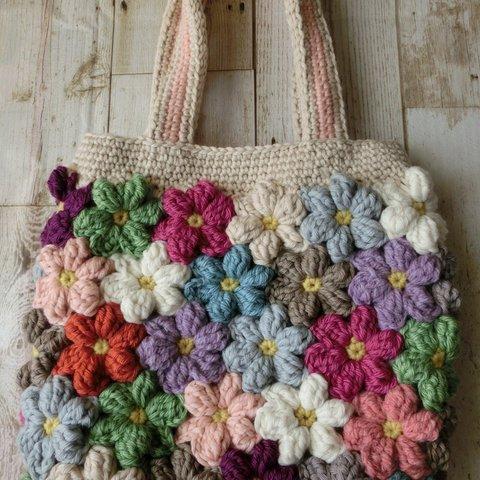 お花モチーフの手提げバック　　手編み（秋冬用メリノウール）