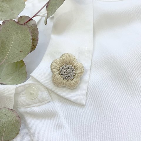 ふっくら刺繍のお花ブローチ🌸　　　　　　　　　　受注製作送料無料お花刺繍アクセサリー