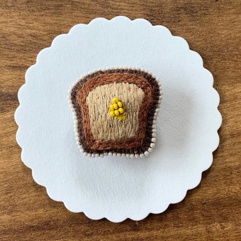 バターとろける食パンのビーズ刺繍ブローチ