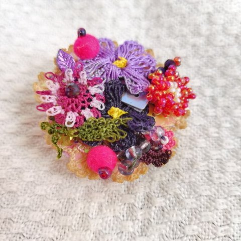 oya刺繍ブローチ　トルコ　　花の雫のスパンコール　1点もの　2232