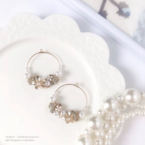 Flower jewel × round hoop.