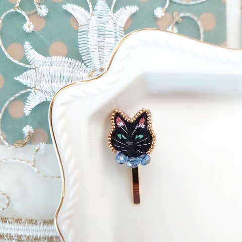 刺繍　黒猫　さんゴールドビーズ×クリアブルービーズのポニーフック