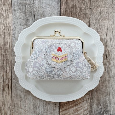 いちごショートケーキ刺繍のがま口ポーチ・どんてん