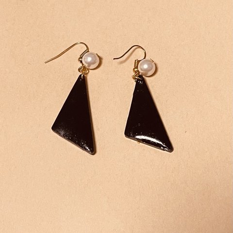 黒チャーム　ピアス