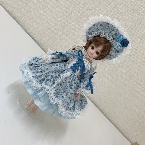 【送料無料】リカちゃんお洋服、小花柄のブルーのドレスセット（ワンピース、ボンネット、ペチコート、レースの靴下）（96）