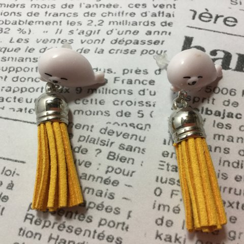 アザラシとタッセルのピアス