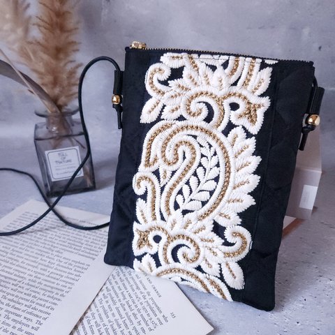 スマホショルダー　ナイロンキルティング　インド刺繍　リボン　スマホポシェット　スマホポーチ