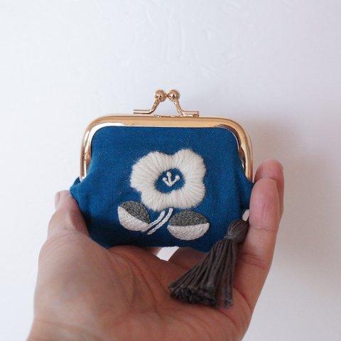 お花刺繍の小さながま口(マリンブルー/内布ベージュシャンタン)