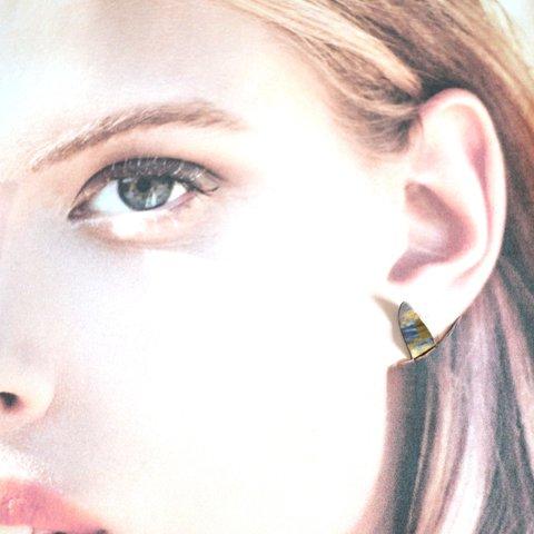 Titanium ear cuff・しずく型のチタンイヤーカフ=砂金と水色=