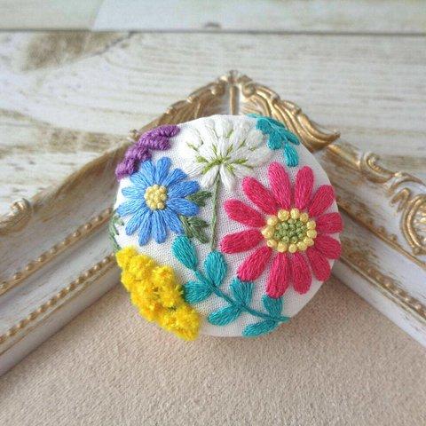 ＊手刺繍ブローチ【カラフルフラワー】くるみボタン