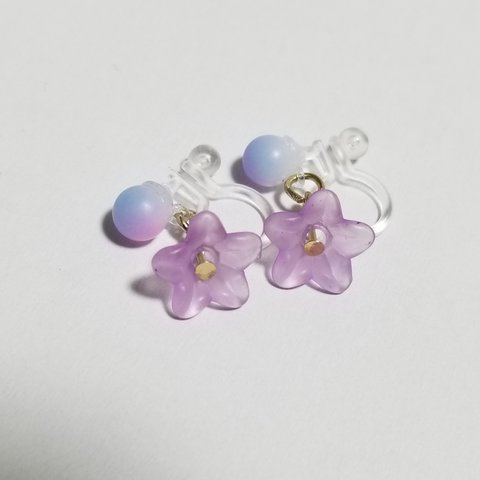 薄紫小花のノンホールピアス