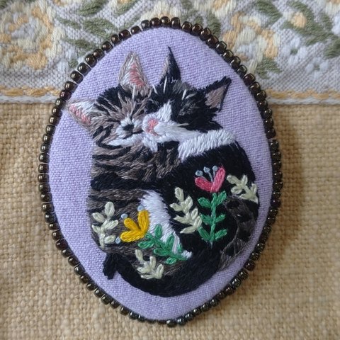    うちの子仲良し兄弟🐱🐱刺繍ブローチ