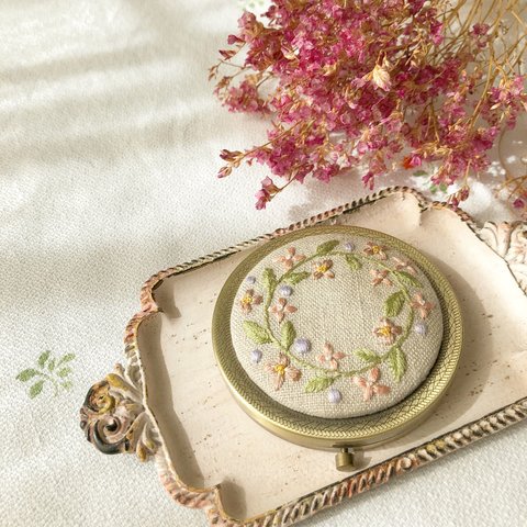 手刺繍＊コンパクトミラー/お花刺繍/持ち歩き鏡/誕生日プレゼントや自分へのご褒美に/鏡/かがみ/お洒落女子/手鏡 hysdoll Hy's Doll ハイズドール 花リース