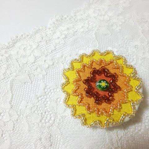 ひまわりビーズ刺繍ブローチ