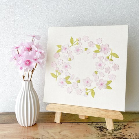【送料無料】木製ファブリックパネル　桜リース刺繍　23×23cm