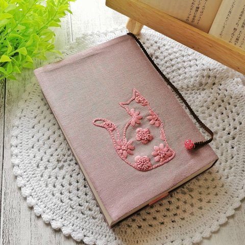 手刺繍のブックカバー/花猫