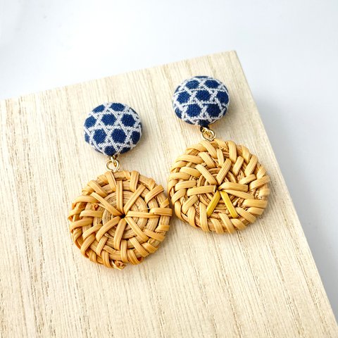 手染め pierced earrings 釦+　籠目 籐茶