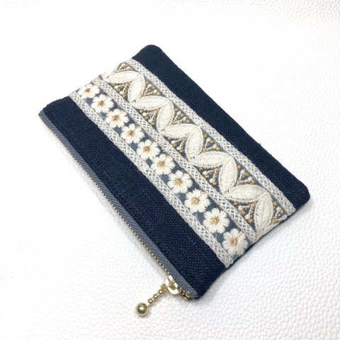 インド刺繍リボンの小さめポーチ/リネン紺色×フラワーレース